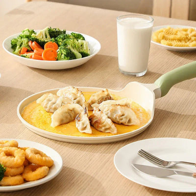 poele a crepes induction elegante sur une table garnie