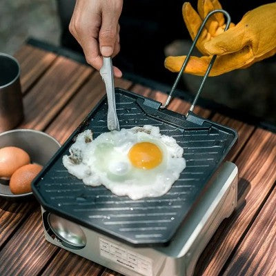 poele_a_griller_inox_moule sur plaque a gaz dans jardin cuisson oeuf