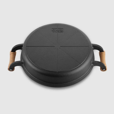 poele en fonte avec anses en bois compatible induction poele vue à l'envers