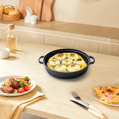 poele en fonte double poignee sur une table avec des aliments cuits sans graisse