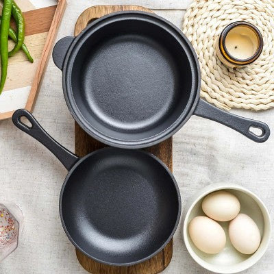 poele en fonte naturelle induction 2 en 1 les deux parties a plats sur table en bois