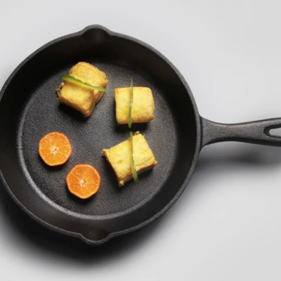 poele en fonte naturelle a avoir en cuisine-authentique-et-saine