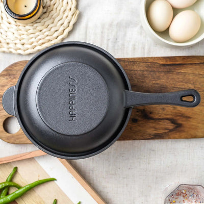 poele en fonte induction 2 en 1 poele plus casserole et couvercle sur une table