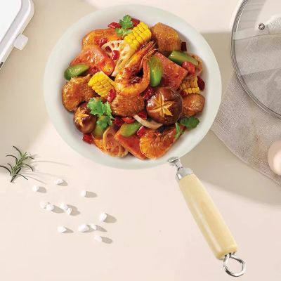 poele_revetement_ceramique_avec_ragout_de_legumes_cuits_sur_table a manger decoree