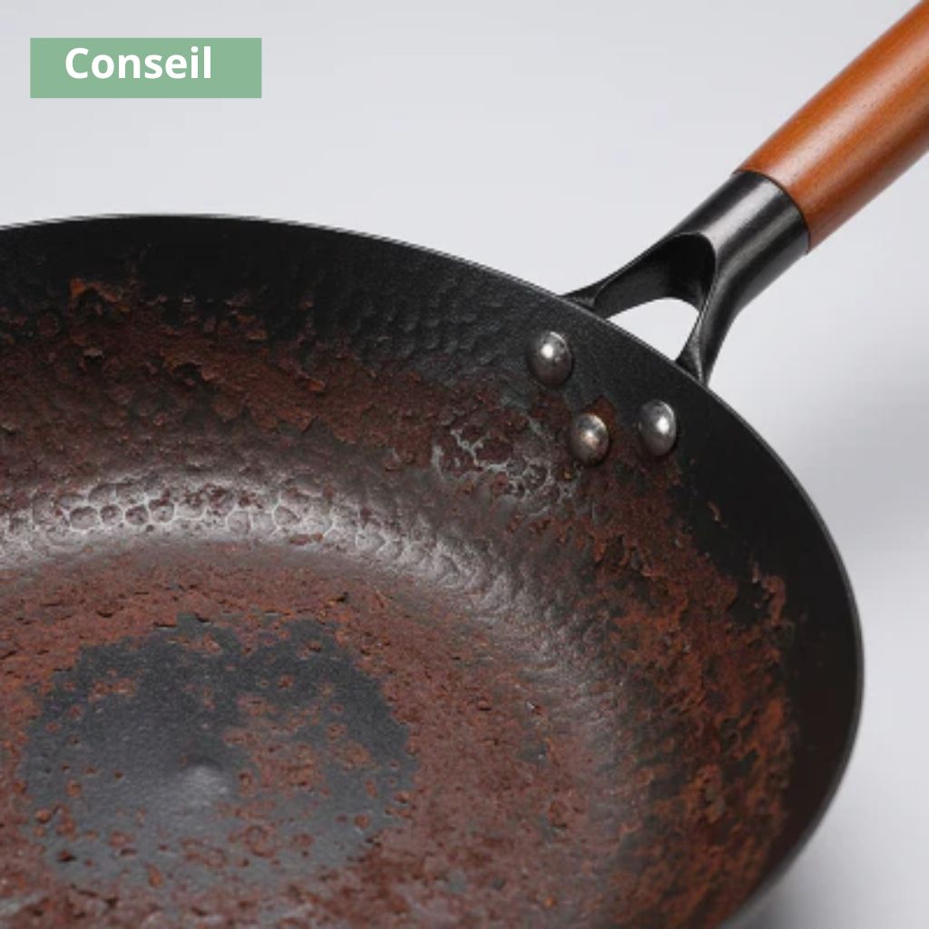 zoom sur poêle en fonte rouillée