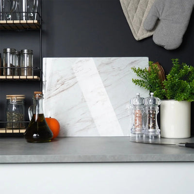 planche à découper en verre verticale sur mur