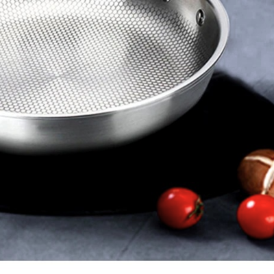 poêle en inox 18/10 zoom sur le bord de la poele voit clairement la robustesse du materiau