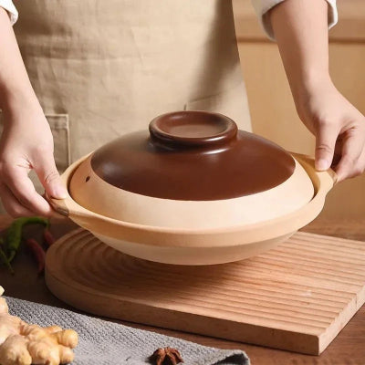 cocotte en céramique au four sur planche en bois
