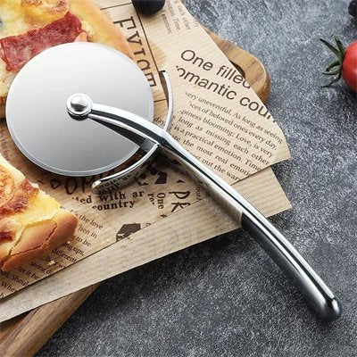Couteau à pizza posé sur planche en bois