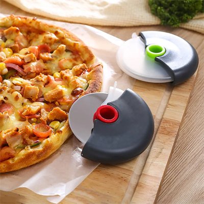 Couteau à pizza x 2 à côté d'une pizza