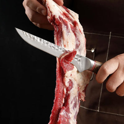 couteau de cuisine enlevant des fines tranches de viande sur un os avec precision