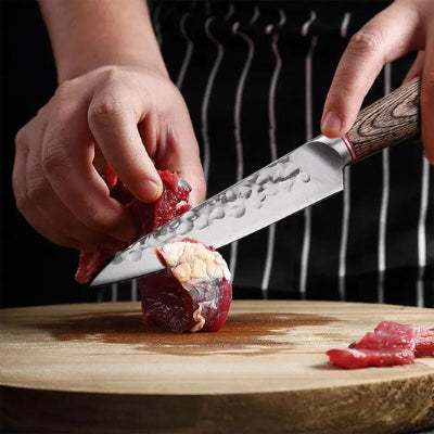 couteau de cuisine tranchant un morceau de viande sur olache en bois