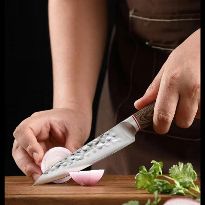 couteau de cuisine manche en bois confortable emincant des oignons sur planche bois