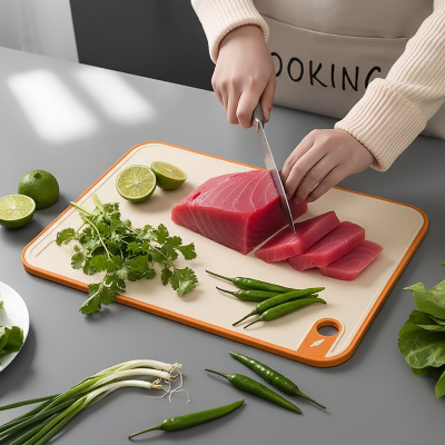 planche à découper découpe de thon avec coriandre et citron vert