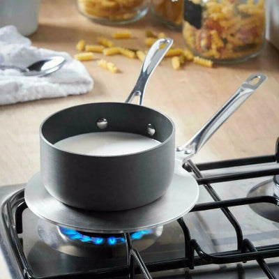 diffuseur adaptateur induction sur gaz avec casserole en fonte cuisson lait