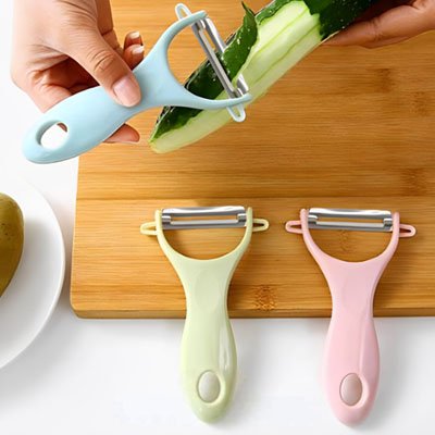 Eplucheur épluchage concombre et éplucheur rose et vert