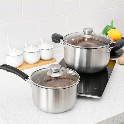 Faitout inox avec couvercle en verre sur plan de travail