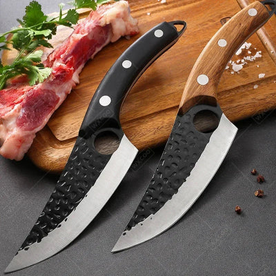 deux feuilles de boucher noire et marron sur une planche a decouper 