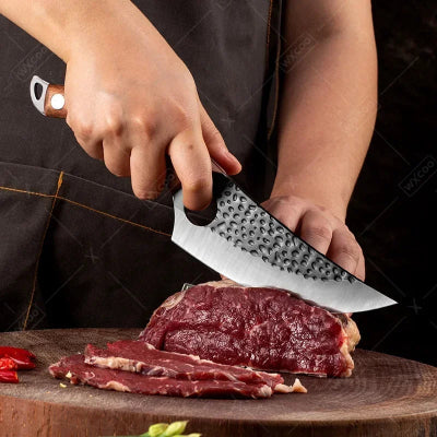 feuille de boucher decoupant en tranche un epais morceau de viande sur rondin de bois