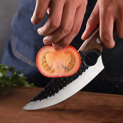 feuille de boucher taillant une tomate en tranche tres fines