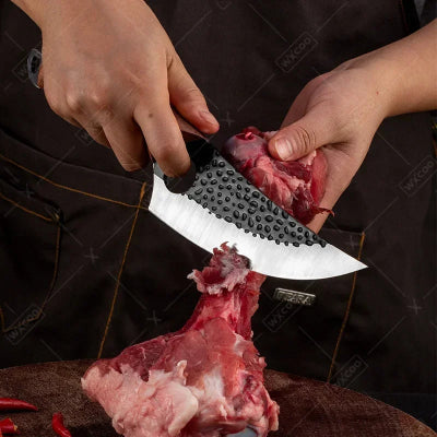 feuille de boucher manche bone prise en main taillant de la viande sur un os
