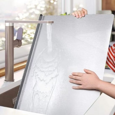 grande planche à découper lavage sous eau robinet