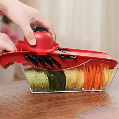 Mandoline cuisine bac rempli de légumes en rondelles