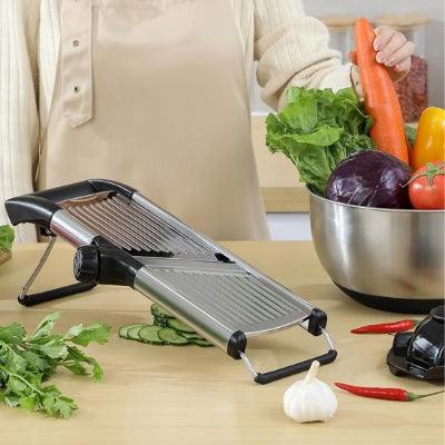 Mandoline japonaise sur plan de travail saladier de légumes