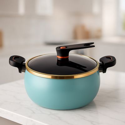 marmite_micro_pression_26_cm_bleue sur plan de travail marbre