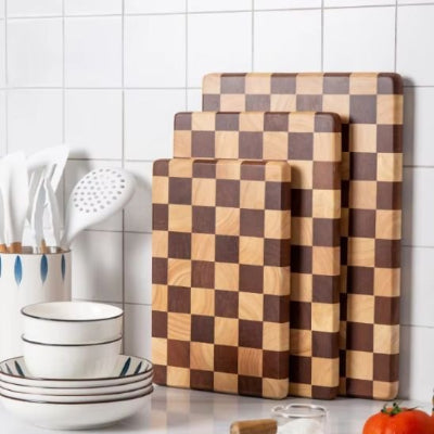 Planche à découper bois contre mur 