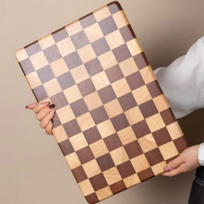 Planche à découper bois présentation en main