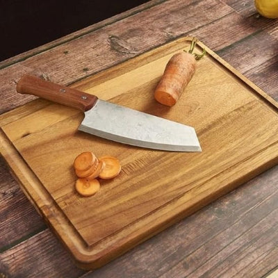 Planche à découper en bois découpe de carottes en rondelles