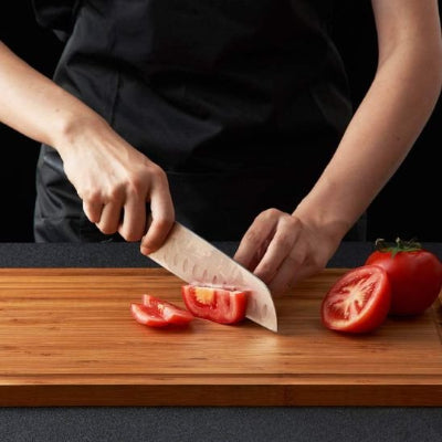 Planche à découper en bois découpe de tomates
