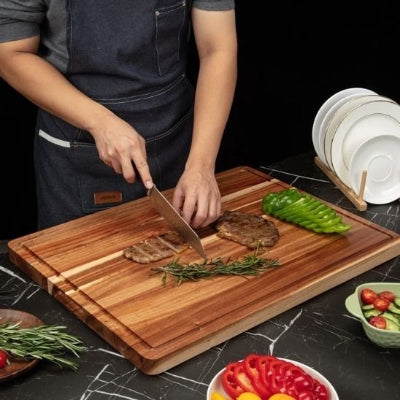 Planche à découper en bois découpe de viande cuite