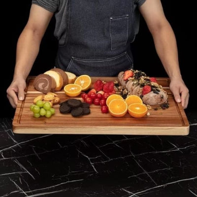 Planche à découper en bois servant de plateau à fruits