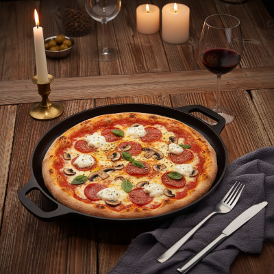 Poêle à pizza service à table