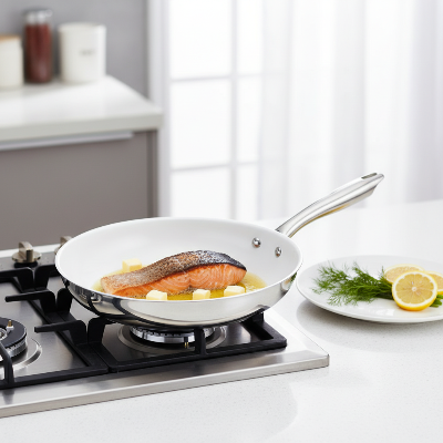 Poêle en acier inoxydable avec saumon au beurre