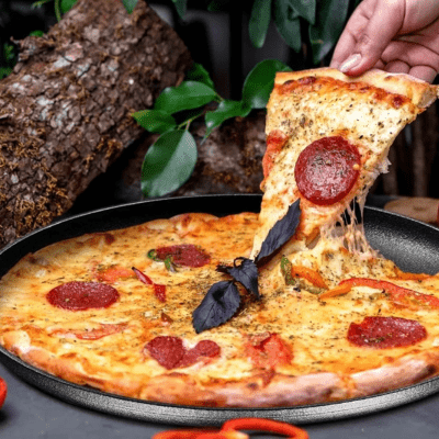 poele-en-fonte-pour-des-pizzas-moelleuses-et-croustillantes