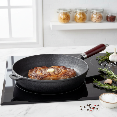 Poele fonte avec entrecote braisee sur plaque induction