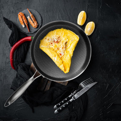 vus de haut poele a crepe a nid d abeille sur planche en boiq avec couverts