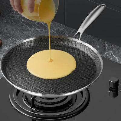 poele a crepe verre qui verse la pate dedans cuisson uniforme