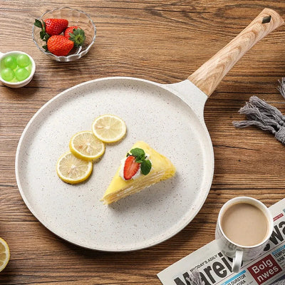 poele a crepe pour induction gateau de crêpes legerès avec des fruits sur une table en bois