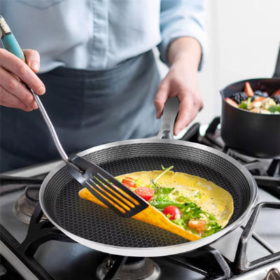 poele a crepe sur gaz avec une crepe au legumes qui cuit