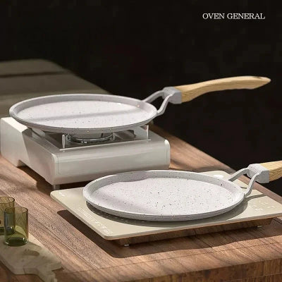 deux poele a crepes elegante posees sur gaz et induction