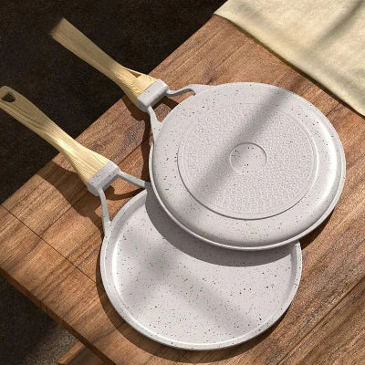 deux poele a crepes elegantes une a l endroit l autre a l envers sur table