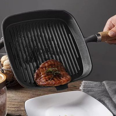 poele a griller en fonte viande et jus verse dans assiette