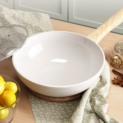 poele_ceramique_30_cm_induction sur table de cuisine set en bois citrons dans un bol