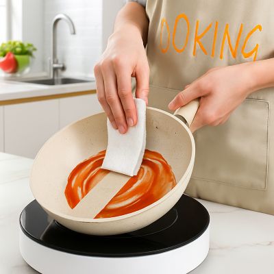 poele_en_ceramique_pour_induction_nettoyage_simple avec une eponge douce