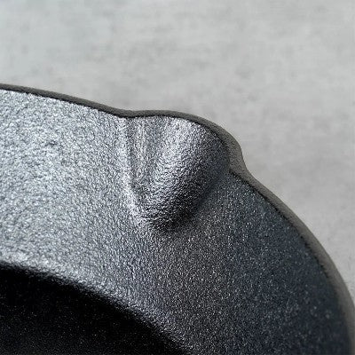 poele en fonte inuction 30 cm zoom sur bord