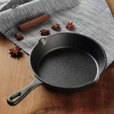 poele en fonte mini format vide sur table de cuisine